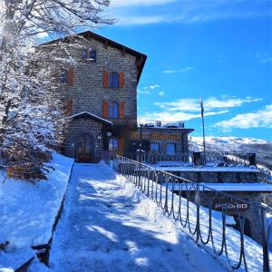 阿贝托内贝拉维斯塔酒店的围栏旁的雪地建筑