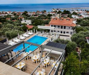 斯卡拉卡里拉奇斯Anny Residences & Suites的享有带游泳池的别墅的空中景致