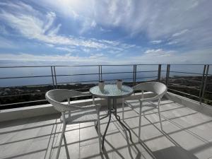 德尔米Palasa View的美景阳台配有桌椅