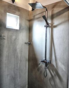 高尔Ranil Villa的带窗户的浴室内的淋浴间