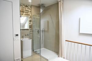 皮兰BAY BREEZE Holiday house in Piran的一个带水槽的玻璃淋浴间