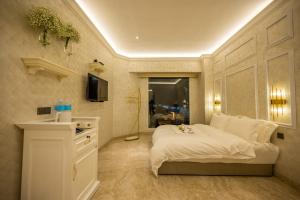 哥打京那巴鲁ACJ Residence @ Beside Cititel Hotel的卧室配有白色的床和电视。