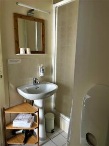 梅尔维尔弗朗瑟维尔普拉格沃邦酒店的一间带水槽、卫生间和镜子的浴室