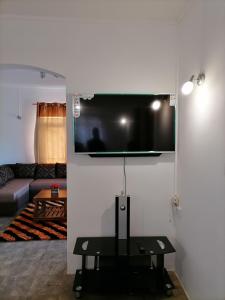 黑河区Khushi's Guest House - Cascavelle的客厅设有壁挂式平面电视。