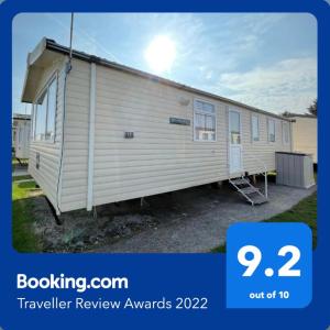 拉尔Cozy Private Static Caravan at Llyons Robin Hood - Silver Birch Way 11的拖车评审奖,带大篷车照片