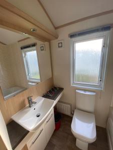 拉尔E3 is a 2 Bedroom 6 berth Lodge on Whitehouse Leisure Park in Towyn near Rhyl close to beach with decking and private parking space This is a pet free caravan的相册照片