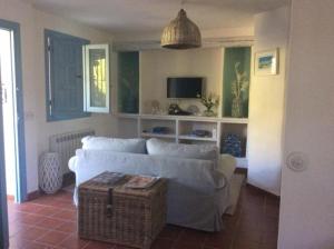 EsteponaMolino Cottage的客厅配有白色沙发和电视