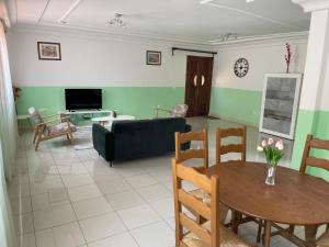 雅温得Domaine des Maldives的客厅配有桌子和沙发