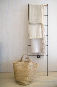 帕科坦BUQEZ ECO RESORT - Beach Villa 37 and 40的毛巾架,包括篮子和毛巾