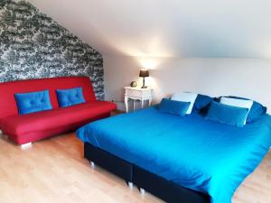 弗朗科尔尚埃皮斯随想住宿加早餐旅馆的一间卧室配有两张床和一张红色沙发