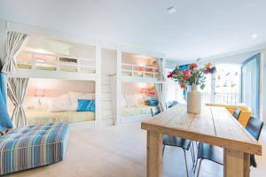 阿姆斯特丹Flo's Atelier - Family studio的客房设有餐桌和双层床。