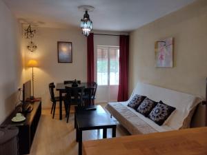 阿尔加尔Casa Salvadora的客厅配有沙发和桌子