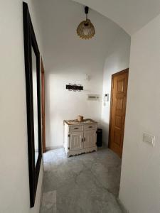 科尔多瓦Calle de la Convalecencia的走廊上的小橱柜,位于带门的房间