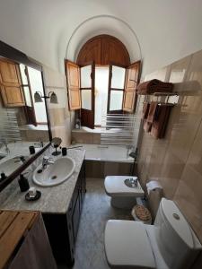 科尔多瓦Calle de la Convalecencia的浴室配有盥洗盆、卫生间和浴缸。