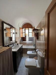 科尔多瓦Calle de la Convalecencia的浴室设有2个水槽和2个卫生间