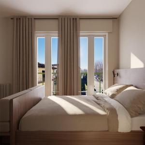 拉韦诺-蒙贝洛La Dama del Porto的一间卧室设有一张大床和一个窗户。