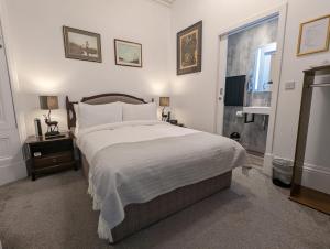 因弗内斯Cambeth Lodge的一间卧室设有一张大床和一个窗户。