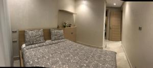 Appartement luxueux centre Casablanca Parking privé Netflix客房内的一张或多张床位