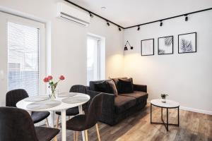 考纳斯Owls Hill Apartment的客厅配有沙发和桌子