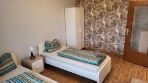 多特蒙德朋友之家 - 城市 - 祖豪泽北富润登宾馆的小房间设有两张床和窗户