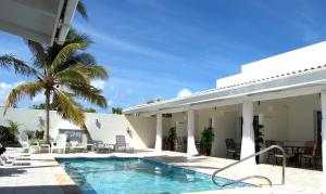 棕榈滩Yoyita Suites Aruba Villa的一座带游泳池和度假村的别墅