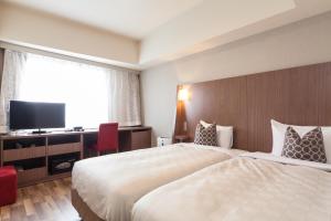 京都樱花台酒店的酒店客房设有一张大床和一台电视。
