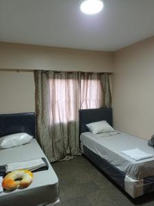 埃斯特城Amplio y cómodo apartamento con bella vista en pleno centro的一间卧室设有两张床和窗户。