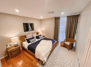 布鲁克林Jewel of Brooklyn - Hawkesbury River Marina的一间卧室设有一张大床和一个窗户。