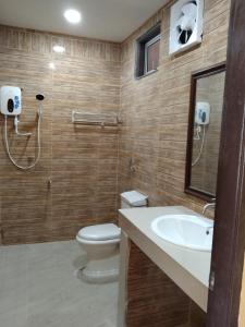 Pasir MasPutat Gajah Villa PASIR MAS的浴室配有卫生间、盥洗盆和淋浴。