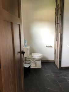 拉皮德城Cabin 3 at Horse Creek Resort的一间位于客房内的白色卫生间的浴室