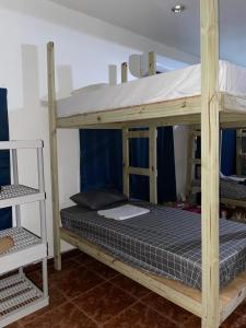 圣胡安Beach Dorms的客房内的两张双层床