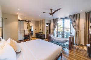 大叻大叻禅谷酒店的一间带一张床和浴缸的卧室以及一间浴室