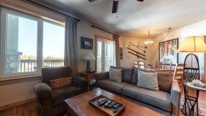 马姆莫斯湖Juniper Springs Lodge #539 Condo的客厅配有沙发和桌子