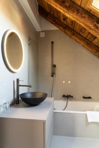 弗里堡Le Sauvage的一个带黑碗水槽的柜台浴室