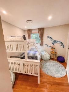布鲁克林Luxe at Brooklyn - Hawkesbury River Marina的一间卧室配有两张双层床。