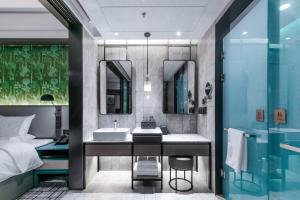 青岛青岛宝雍峰岳酒店的一间带水槽、床和镜子的浴室