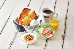 横滨Sotetsu Fresa Inn Yokohama Higashiguchi的早餐包括面包和鸡蛋、沙拉和咖啡