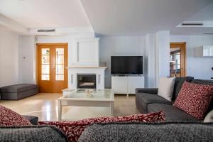 多列毛利诺斯Modern beach villa with parking and private pool的带沙发和壁炉的客厅