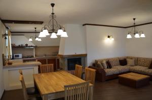 瓦尔纳Villa Bignonia的客厅配有桌子和沙发