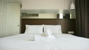 吉隆坡Verve Suites KL South的白色的床、白色床单和枕头