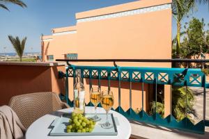 埃拉特U Splash Resort Eilat的阳台上的桌子和两杯葡萄酒