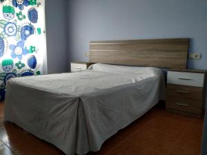 里瓦德奥Casa Xancin的一间卧室配有一张床和一个木制床头板