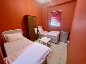 迪拜California Hostel Dubai Beach的小房间设有两张床和窗户