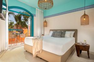 埃拉特U Splash Resort Eilat的一间卧室配有一张床,享有庭院的景色