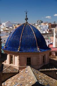 瓦伦西亚鲁萨法青年旅馆的城市顶部有蓝色屋顶的建筑