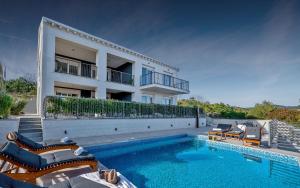鲁巴达Luxury Authentic Experience at Villa Marta的一座房子,旁边设有游泳池