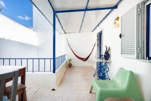 格兰杜拉ONZE的客房设有带吊床的阳台。