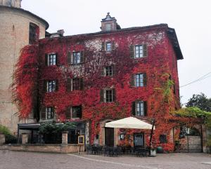 内伊韦阿罗玛塔里奥住宿加早餐旅馆的一座红色常春藤的古老建筑