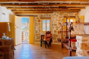 佐努萨岛Stenosa的客厅铺有木地板,设有石墙。
