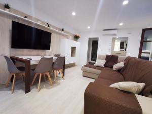 加的斯Casa Viento de Levante的带沙发的客厅和用餐室